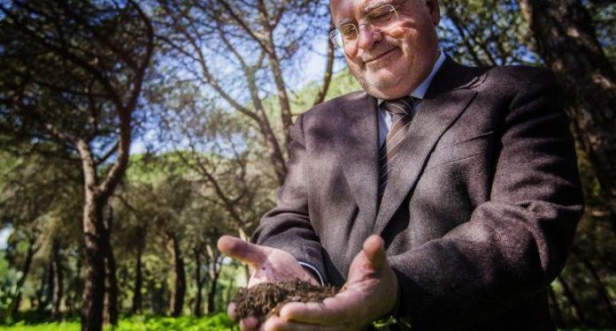 Capoulas Santos passaro na mão