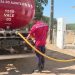 Há calor e não há água: bombeiros estão a abastecer esta aldeia