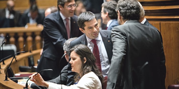 dro daniel rocha 30 novembro 2011 - LISBOA - aprovacao do orcamento do estado 2012 - bancada do governo com ministro das financas, vitor gaspar e primeiro-ministro pedro passos coelho, e ministra da agricultura, assuncao cristas, na ar