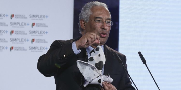 O primeiro-ministro de Portugal, António Costa, discursa durante a cerimónia de apresentação do Programa Simplex 2016, no Teatro Thalia, em Lisboa, 19 de maio de 2016. ANTÓNIO COTRIM/LUSA