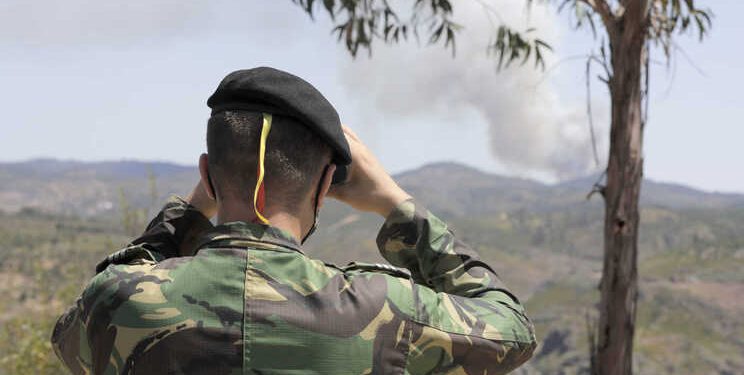 Um militar participa numa ação de patrulhamento do Exército de prevenção de incêndios florestais em Abrantes, 18 de julho de 2020. As Forças Armadas empenham até dia 19 de julho 216 militares distribuídos por 24 equipas (18 do Exército e 6 da Marinha), em ações de patrulhamento dissuasor, em 18 distritos de Portugal Continental. PAULO CUNHA/LUSA