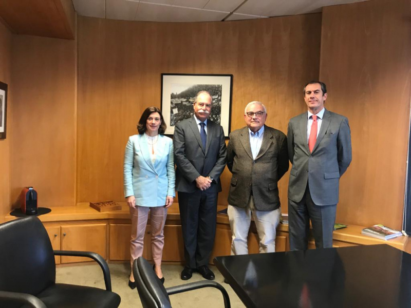 O texto já foi assinado e será agora remetido para publicação no Boletim do Trabalho e Emprego.
Os valores salariais acordados passarão a ter aplicação a partir de 1 de Janeiro de 2020 e são os que constam das tabelas adiante indicadas (Remunerações Mensais, Horárias e Diárias), começando no valor do salário mínimo (nível 5) instituído para 2020 para o Continente, que é de 635,00 €.
O subsídio de refeição foi atualizado para 4,50 €/dia e as diuturnidades para 9,25€/cada.
NÍVEIS
CATEGORIAS PROFISSIONAIS
REMUNERAÇÕES MÍNIMAS MENSAIS
1
Técnico(a) Superior
771,00
2
Técnico(a) de Produção Agropecuária
Técnico(a) de Máquinas Florestais
Técnico(a) Vitivinícola
Técnico(a) de Recursos Florestais e Ambientais
Técnico(a) de Jardinagem e Espaços Verdes
Técnico(a) de Gestão Equina
Técnico(a) de Qualidade
Técnico(a) Administrativo(a)
Técnico(a) de Manutenção
Encarregado(a) de Exploração
743,00 €
3
Adegueiro(a)
Encarregado(a) de Armazém
Operador(a) Agrícola
Operador(a) Florestal
Operador(a) Pecuário(a)
Operador(a) Apícola
Operador(a) de Rega
Operador(a) de Jardinagem e Espaços Verdes
Operador(a) de Máquinas Agrícolas
Motosserrista
Assistente Administrativo(a)
Tratador(a) / Desbastador(a) de Equinos
Tratador(a) de Animais em Cativeiro
Aplicador(a) de Produtos Fitofarmacêuticos e de Adubos
Pastor(a)
695,00 €
4
Rececionista
Telefonista
Operador(a) de Armazém
Vendedor(a)
Motorista
645,00 €
5
Calibrador(a) de Ovos
Trabalhador(a) Agrícola
Trabalhador(a) Avícola
Trabalhador(a) Limpeza
Jardineiro(a)
Ajudante de Armazém
Estagiário(a)
635,00 €
Categorias
VENCIMENTO
POR HORA
COM
PROPORCIONAIS (férias, subsídio de férias e subsídio de Natal)
VENCIMENTO
POR DIA
COM
PROPORCIONAIS (férias, subsídio de férias e subsídio de Natal)
NÍVEL 3
6,00 €
48,00 €
NÍVEL 4
5,50 €
42,40 €
NÍVEL 5
4,80€
38,40 €
A Remuneração Mínima Diária aqui prevista não se aplica ao Trabalhador(a) Avícola previsto neste CCT.
Subsídio de refeição – 4,50 €
Diuturnidades – 9,25 €/cada