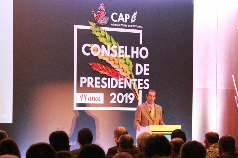 "Para comemorar o seu 44º aniversário a CAP organizou o 8º Conselho de Presidentes que reuniu em Tomar mais de 300 dirigentes associativos e técnicos das Organizações filiadas na Confederação dos agricultores de Portugal.
Com início na tarde de 25 de Novembro, dia do aniversário da CAP, o Conselho de Presidentes percorreu um vasto programa, com destaque nessa tarde para a apresentação das actividades que a CAP abraçou na última década, ou seja, dar a conhecer com detalhe a vida da CAP nos últimos dez anos, numa apresentação que eu próprio conduzi.
Todos os presentes puderam assistir à descrição das múltiplas funções da CAP nos últimos dez anos, num vasto número de iniciativas e de representações institucionais em Portugal e na União Europeia, através de diversos meios e acções de comunicação e de informação, e da criação de diversos serviços de apoio aos agricultores e às organizações filiadas, que vão desde a formação profissional, ao apoio nas candidaturas da PAC, para além de outras iniciativas de carácter social ou de contacto com estudantes desde o ensino básico ao universitário.
Ainda que correndo o risco de me enganar, acredito verdadeiramente que ninguém presente naquela sala tinha a noção exacta do tipo de trabalho que a CAP realiza, de toda a abrangência, diversidade e complexidade das suas intervenções, da qualidade técnica e política das suas posições, tanto a nível nacional como internacional.
Quando me refiro à Confederação, não estou a falar exclusivamente dos seus corpos sociais ou na sua estrutura técnica e administrativa, mas também das suas 250 associadas e nas centenas de dirigentes e técnicos que representam, colaboram e trabalham em nome da CAP junto dos agricultores portugueses desde o continente às ilhas.
A CAP é toda esta grande, profissional e dedicada estrutura.
Nestes 44 anos de vida, são já muitos aqueles que passaram pela CAP e dedicaram parte do seu tempo e muita da sua energia na defesa dos agricultores e da agricultura nacional.
Foi para dar a conhecer a importância da história da CAP
aos dirigentes presentes em Tomar que estão connosco há menos de 20 anos, que elaboramos um filme com o relato de alguns dos momentos mais emblemáticos da história da Confederação, desde o seu nascimento em 1975 até aos dias de hoje.
Neste singelo documentário exibido perante o Conselho de Presidentes ficou bem patente a importância dos agricultores e da CAP na definição do rumo de Portugal no período pós-revolucionário e nos acontecimentos mais decisivos que, em matéria de política agrícola e de apoio aos agricultores, decorreram desde essa data.
O nosso Conselho de Presidentes não podia ter terminado de melhor forma. Refiro-me à enorme surpresa para todos os que se encontravam em Tomar de ver atribuir à CAP, por Sua Excelência o Presidente da República, Marcelo Rebelo de Sousa, a condecoração honorária de Mérito Empresarial por todo o trabalho desenvolvido em prol do progresso do sector nestes 44 anos.
Foi com grande surpresa e alegria que a CAP recebeu tão elevado reconhecimento. Como referiu o Presidente da República “foi um percurso, que teve sempre o vento contra”, mas que nunca nos fez desistir.
Recebemos um legado de perseverança e de luta contra as adversidades que faz parte integrante do código genético da CAP. Mas também soubemos ter a capacidade de evoluir e de nos adaptarmos às exigências crescentes de uma agricultura em profunda evolução, como tem sido a portuguesa no passado recente.
E posso afirmar, sem qualquer dúvida, que a CAP está preparada para responder, com uma agricultura produtiva e sustentável, às exigências dos consumidores das novas gerações.
A condecoração entregue à CAP é, na verdade, destinada a todos os dirigentes da Confederação e das suas filiadas, assim como a todas as estruturas técnicas que as integram, por todo o apoio e dedicação que colocam no serviço aos agricultores e à agricultura portuguesa, sem os quais, seguramente, o sector agrícola nacional não seria aquilo que é hoje.
Espero que todos vós, dirigentes e técnicos, possam partilhar comigo o sentimento de orgulho que eu senti e sinto por ter participado em dois terços de vida da CAP e por ter a noção que tudo aquilo que fizemos foi relevante para o Portugal.
Viva a CAP!"
Luís Mira
Secretário-geral da CAP