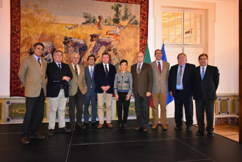 Durante o encontro, a CAP teve oportunidade de abordar os temas mais marcantes da politica agroflorestal nacional, os quais constituem as principais preocupações do sector que a Confederação representa.
Um documento a sustentar tecnicamente estas preocupações foi entregue à ministra da Agricultura e à sua equipa, de que se destacam, entre outros temas, a articulação interministerial, em especial com o Ministério do Ambiente, garantindo a participação do sector agroflorestal na definição das orientações e das normas ambientais, por forma a que sejam exequíveis e ajustadas às especificidades da agricultura e tecnicamente preparadas para acompanhar as negociações da reforma da PAC; a garantia de monitorização e rigor na gestão do PDR2020 enquanto principal instrumento financeiro para o desenvolvimento do sector agrícola; e a defesa da floresta - apesar da mudança de ministério – pela ligação intrínseca à atividade agrícola e necessidade de mudança da atitude da governação relativamente à economia florestal.
Outros temas da atualidade como o crescente aparecimento de pragas, a cultura do olival, e o reforço das Organizações de Produtores também foram abordados neste primeiro encontro institucional.